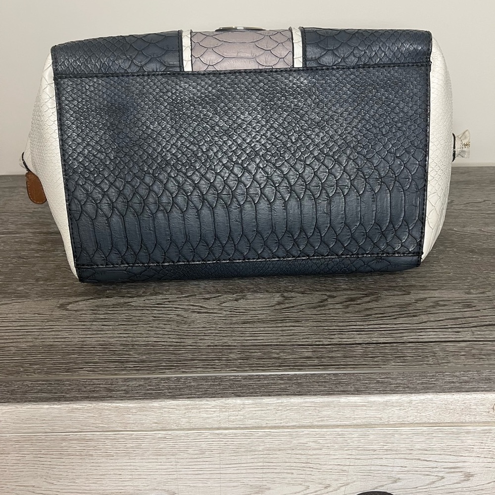 GUESS Satchel Handbag - Picture 3 of 11